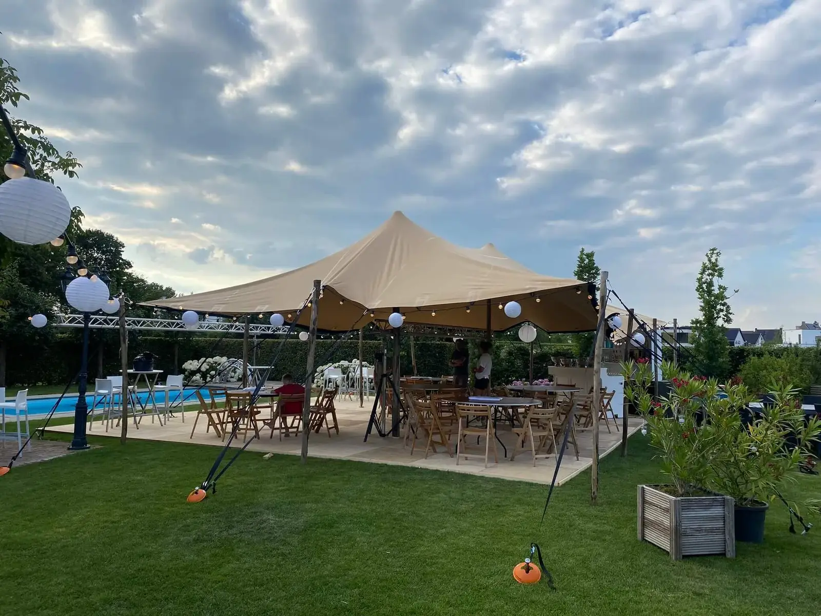 Feestelijk aangeklede stretchtent voor een bruiloft in Maasbracht