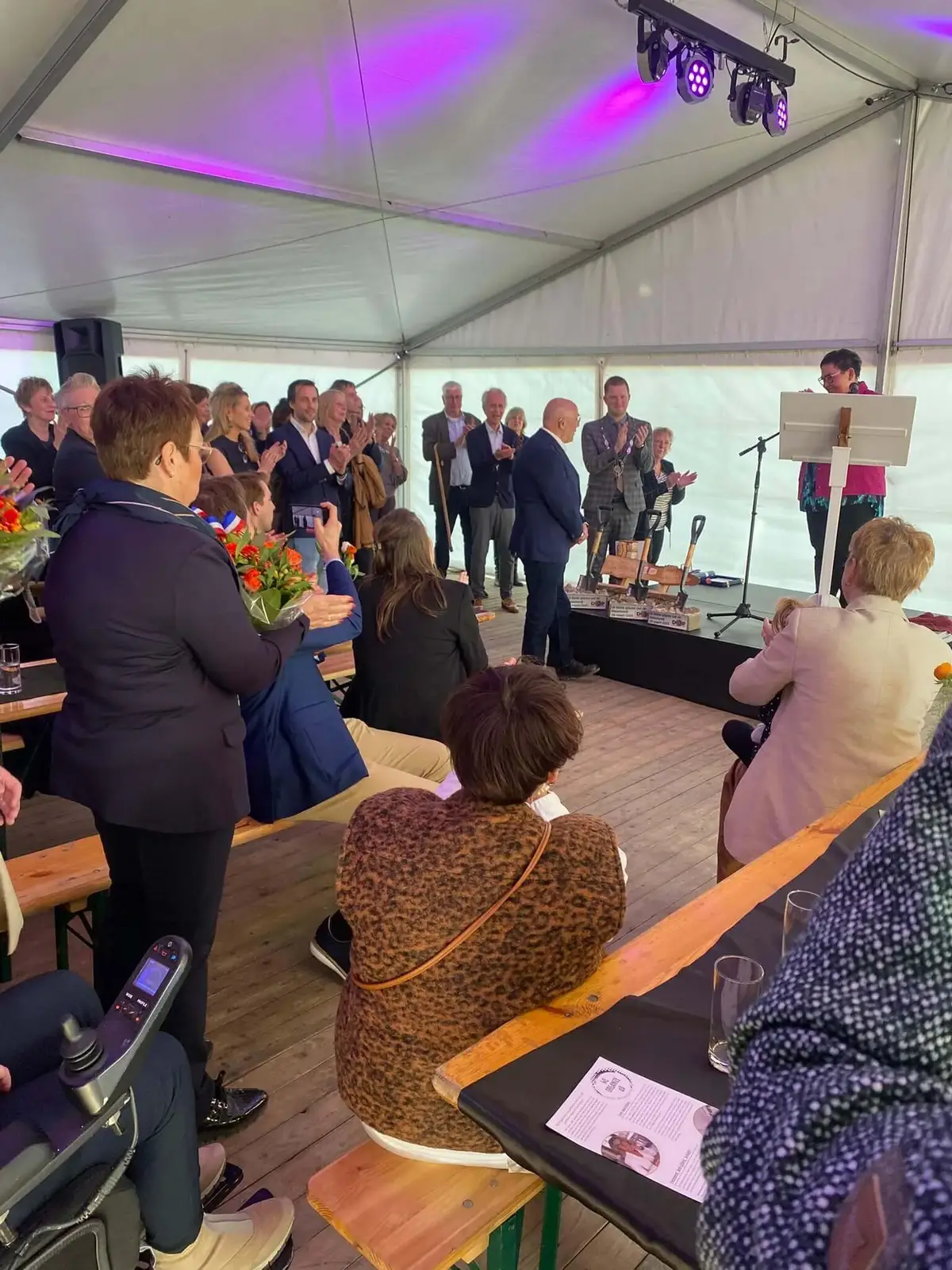 Gasten in het paviljoen bij de Hoxweerdbrug tijdens het afscheid van Consortium Grensmaas