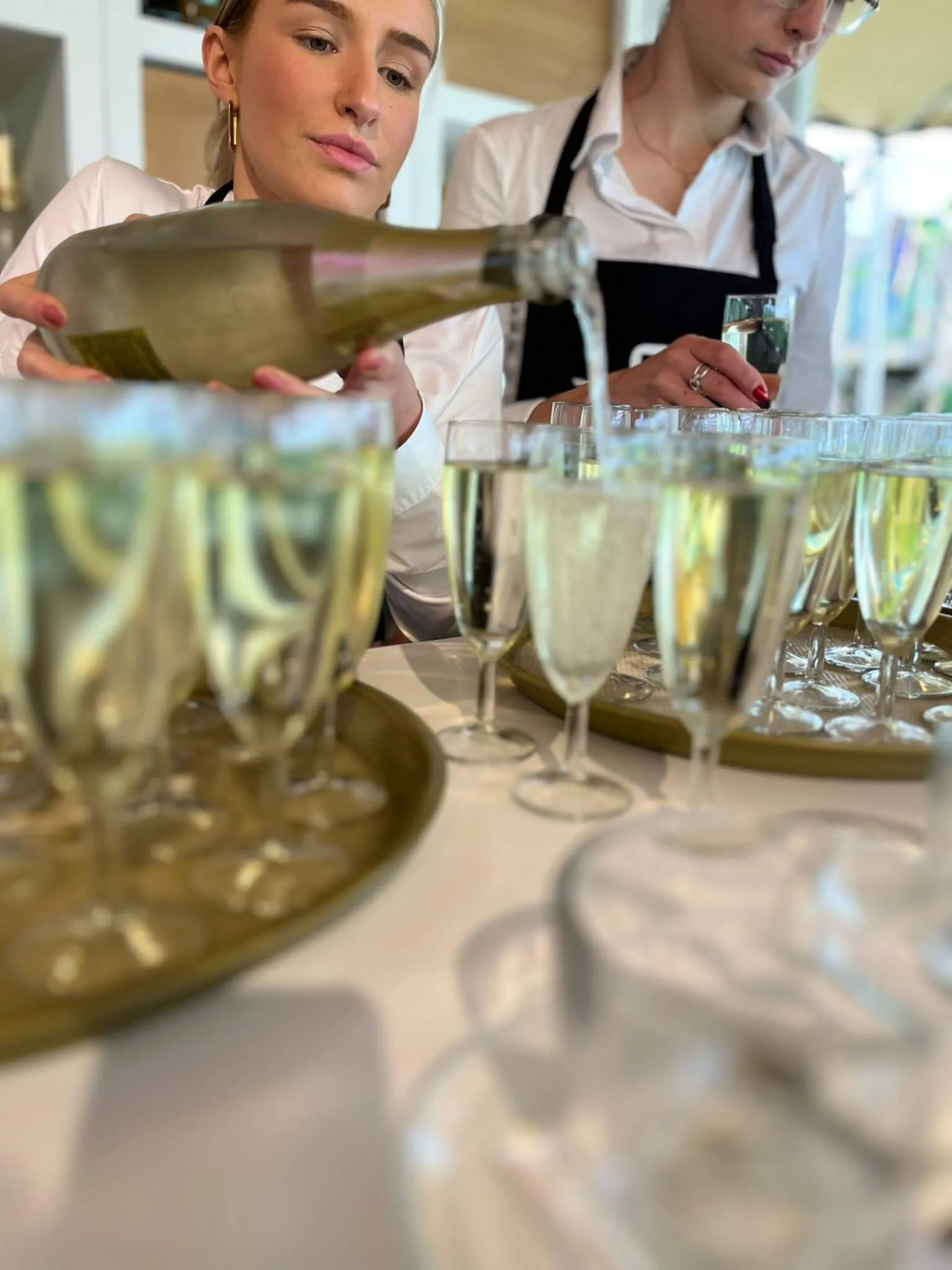 Feestelijk aangeklede stretchtent voor een bruiloft in Maasbracht