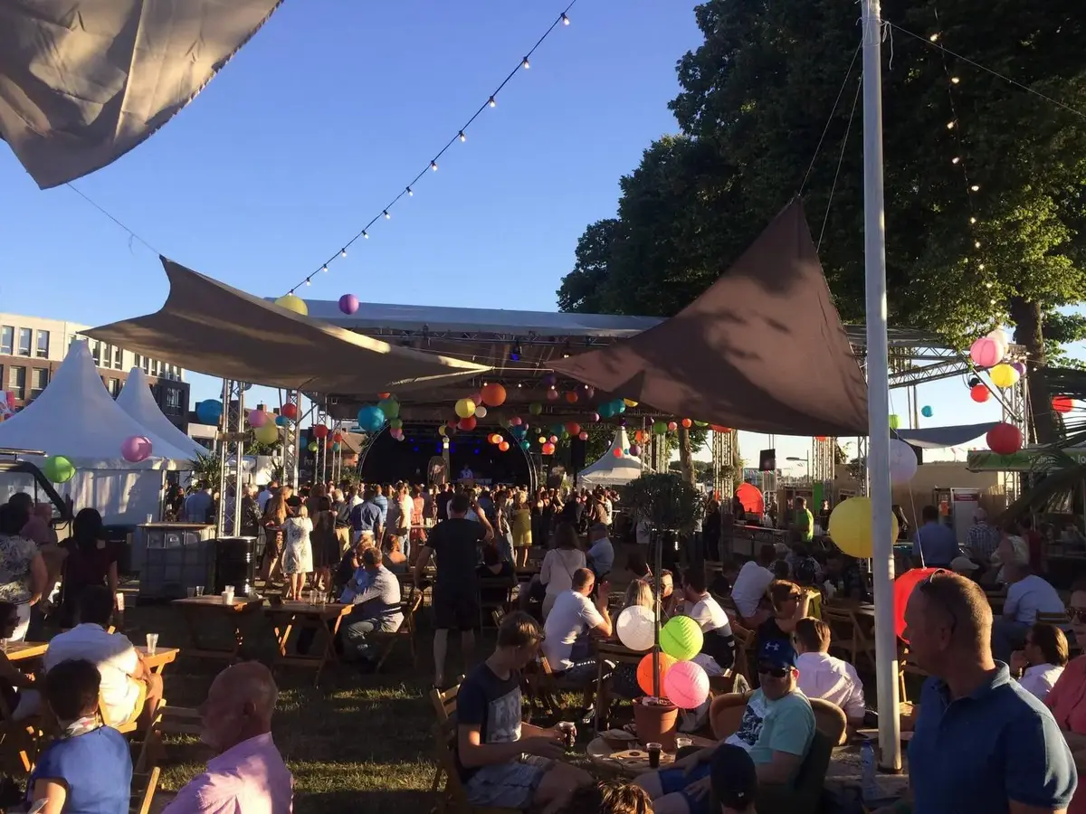 Publiek in de haven van Maasbracht tijdens de Maasbrachter Havendagen