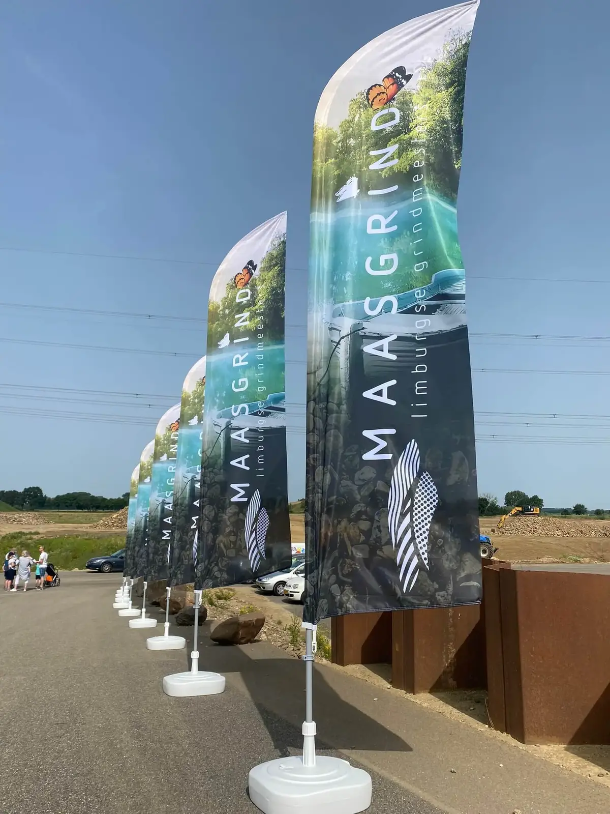 Bezoekers op het terrein tijdens de open dag bij het Grensmaas-project