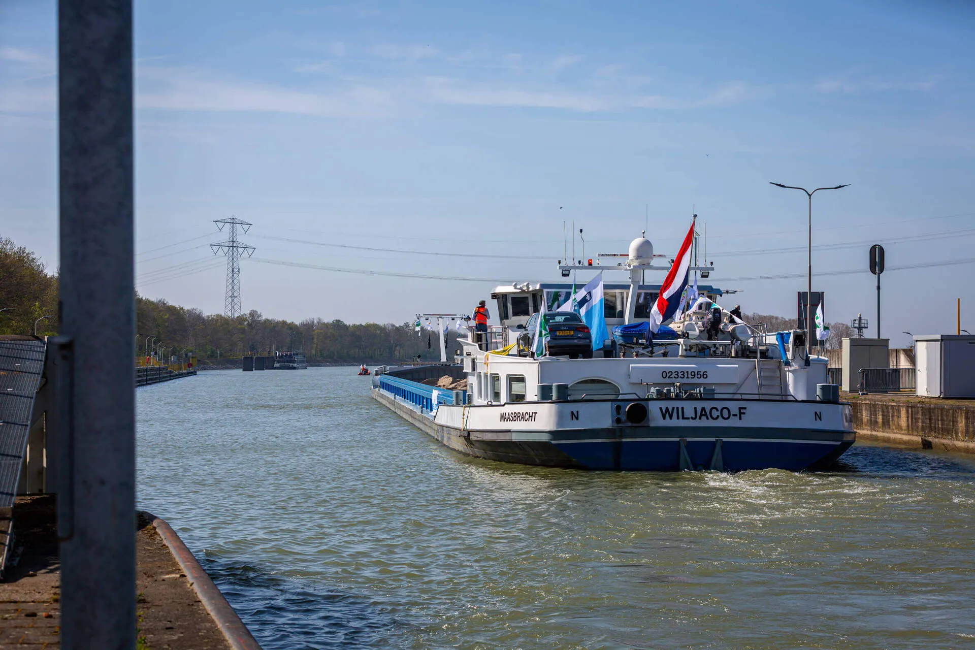 Feestelijke opening van het verruimde Julianakanaal, gezien vanaf het water